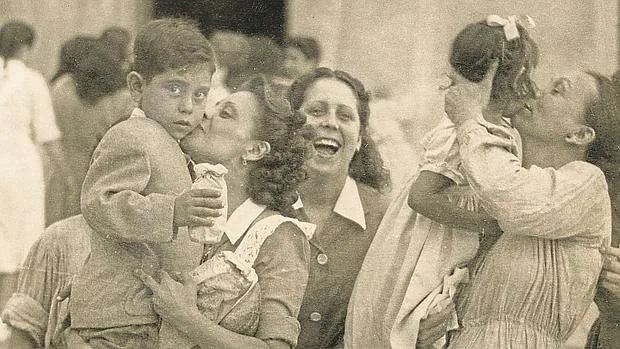 Las reclusas reciben la visita de sus hijos por la vestividad de de Nuestra Señora de la Merced en 1910