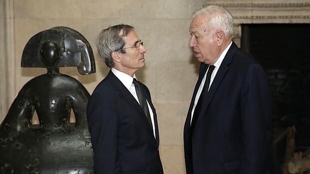 José Manuel García-Margallo junto al embajador de Francia en España, Yves Saint-Geours