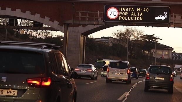 Varios coches circulan por uno de los accesos a Madrid durante el último escenario de alta contaminación