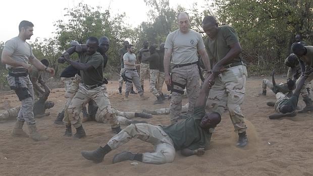 Efectivos del mando de operaciones especiales entrenando al Ejército de Mali