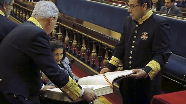 La senadora Virignia Felipe, prometiendo su cargo en la sesión constitutiva del Senado