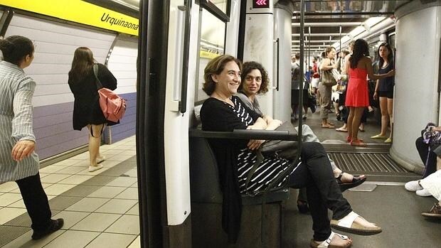 Ada Colau, alcaldesa de Barcelona, en el metro de la ciudad condal