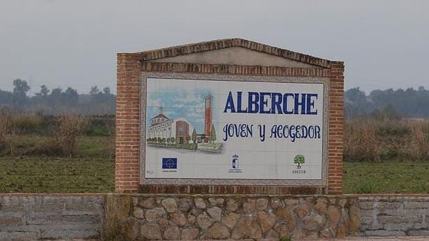 Cartel anunciador de Alberche del Caudillo, a la entrada del pueblo