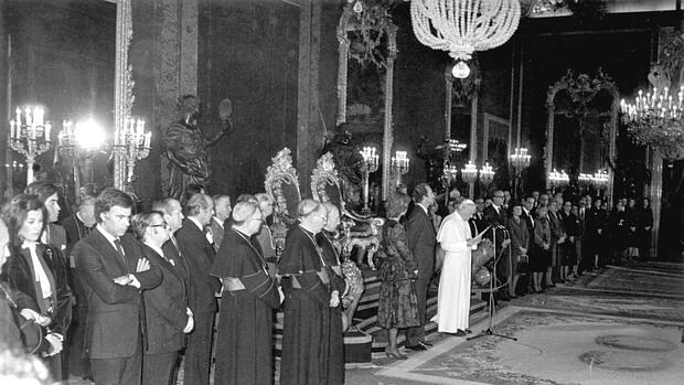 El Papa Juan Pablo II realizó su primera visita a España en 1982 con el Gobierno de UCD en funciones y tres días después de la primera victoria socialista