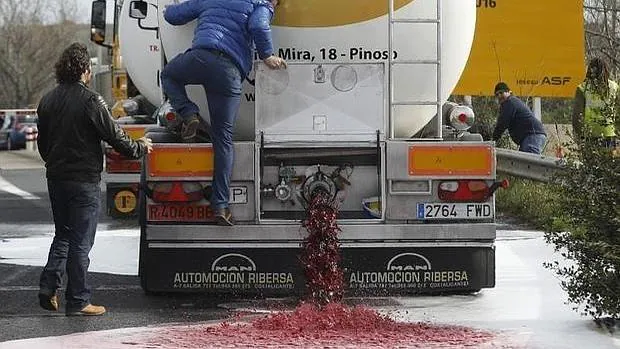 Viticultores franceses vierten el vino que transportaba un camión español