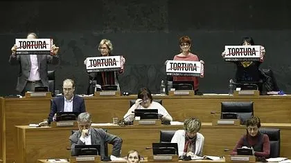 Los parlamentarios de Bildu impiden hablar al PP con carteles de «tortura»