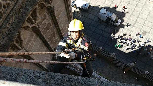 Bombero participando en las labores de limpieza de la fachada de la catedral