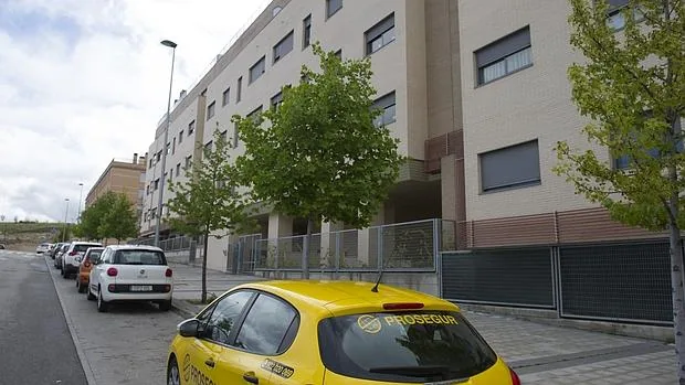 Un coche de Prosegur, ayer, a las puertas del edificio tomado por la PAHde Arganda del Rey 