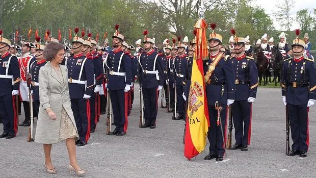 Doña Sofía pasa revista en la jura de bandera de civiles y guardias reales celebrada este viernes en El Pardo