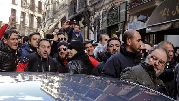 Javier Barbero, edil de Seguridad de Madrid, en el escrache de febrero