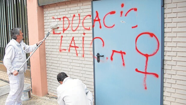 Operarios borran las pintadas en la capilla de la Universidad Autónoma