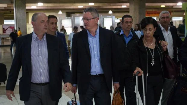 El exministro de Justicia Alberto Ruiz-Gallardón junto a María Antonieta de López , madre de Leopoldo López, a su llegada a Venezuela