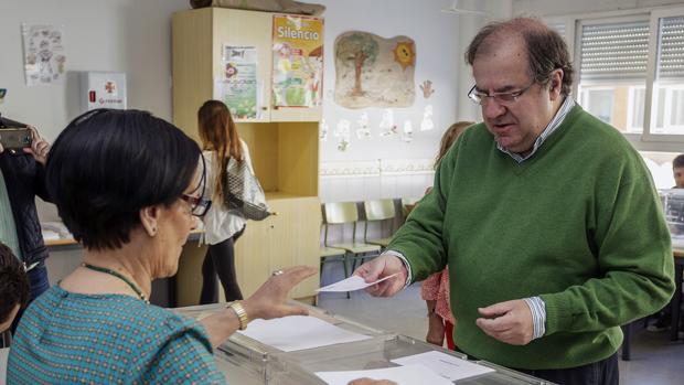 El presidente del PP de Castilla y León, Juan Vicente Herrera, votando en un colegio burgalés