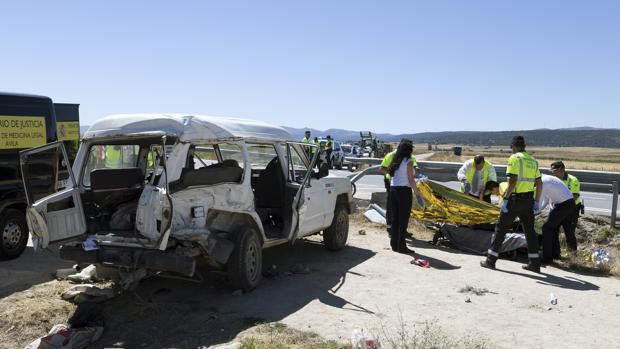 Vista del accidente en el que dos personas han muerto y otras siete han resultado heridas en Salobral (Ávila)