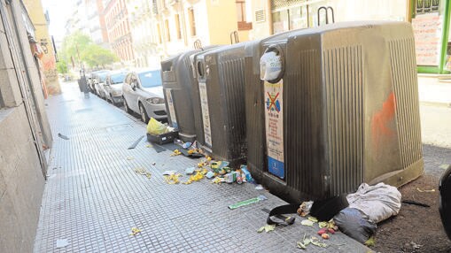 La basura campa a sus anchas en la calle de la Magdalena
