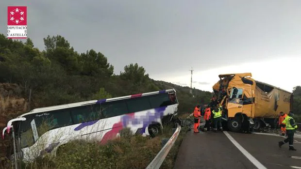 Foto de los Bomberos de Castellón con los dos vehículos tras la colisión en Benicassim