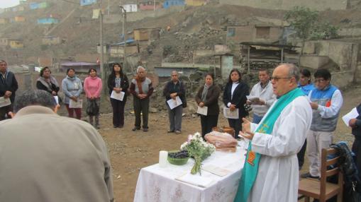 Celebración oficiada por José María Rojo en un cerro en las Barriadas del Sur de Lima, distrito Villa M&ordf- del Triunfo