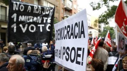 Centenares de personas gritan «no es no» frente a la sede del PSOE