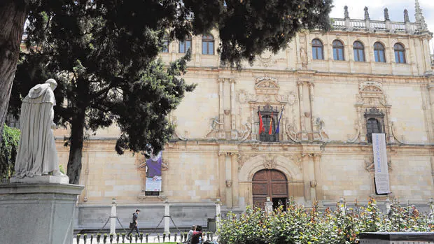 Estatua del cardenal Cisneros frente a la universidad de Alcalá, que el mismo fundó