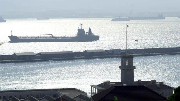 La Armada Británica intimida con bengalas a un buque científico español frente a Gibraltar Royal-navy-k6rB--620x349@abc