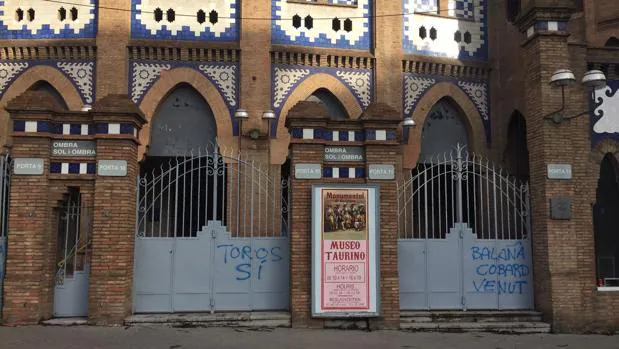 Pintadas contra Balañà en la puerta de La Monumental