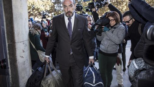 Imagen del abogado de Pablo Crespo con las bolsas con ropa de su defendido