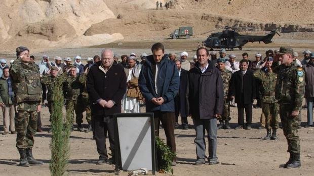 Morantinos, Zapatero y Bono durante un homenaje en Afganistán por el accidente del Cougar en Afganistán