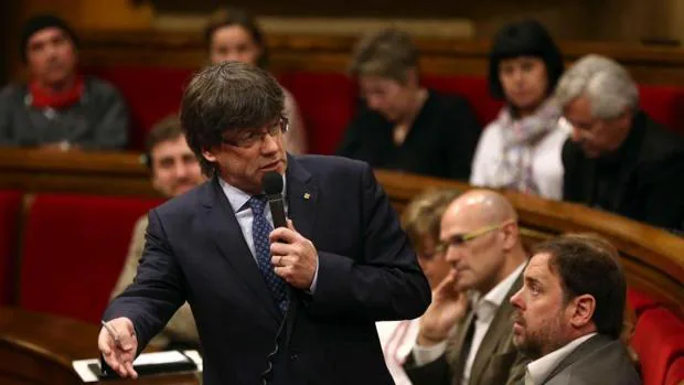 Carles Puigdemont durante un debate en el Parlament de Cataluña