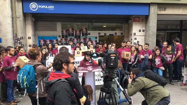 «Escrache» de la CUP a una sede del PP para exigir el referéndum catalán Cup2-U10108366986hEH--620x349@abc