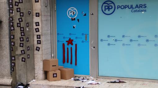 «Escrache» de la CUP a una sede del PP para exigir el referéndum catalán Ppc-U10108366986kcH--510x286@abc