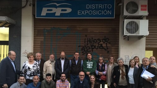 Imagen de militantes del PP junto a su sede