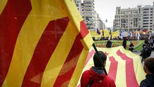 Banderas independentistas en la marcha de este sábado en València