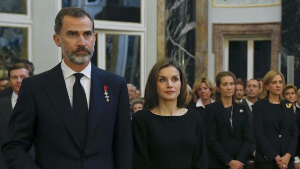 Los Reyes y las infantas Doña Elena y Doña Cristina en el funeral de la Infanta Alicia