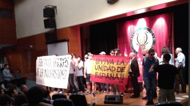 Estudiantes de un sindicato de La Falange irrumpen en un acto de César Strawberry al grito de «Fuera proetarras»