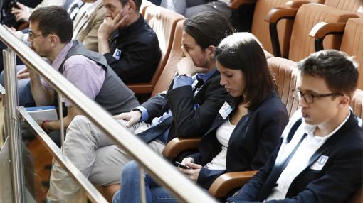De izq. a dcha., Monedero, Iglesias, Montero y Errejón en la tribuna del público de la Asamblea