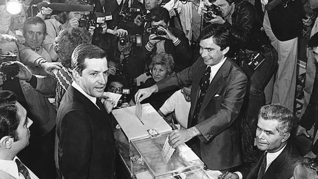 Adolfo Suárez vota en las primeras elecciones generales de la democracia, el 15 de junio de 1977