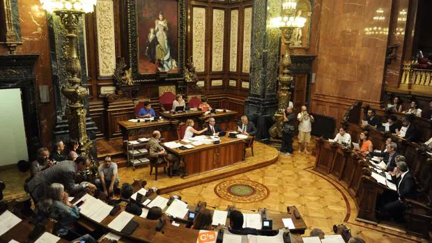 El Ayuntamiento de Barcelona rechaza una propuesta del PP para no apoyar el referéndum independentista Pleno-municipal-barcelona-colau-koPH--620x349@abc