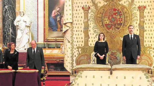 En el funeral de la Infanta Alicia en mayo de este año se dispuso un sitio de honor para Don Juan Carlos y Doña Sofía diferente al de los Reyes