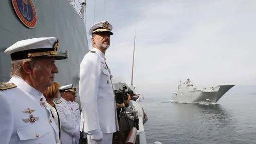 Don Felipe preside desde una pequeña tarima la parada naval junto a Don Juan Carlos el mes pasado