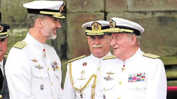 El protocolo militar se adaptó sin problemas a la presencia de dos Reyes-Capitanes Generales en la Escuela Naval Militar de Marín hace justo un mes