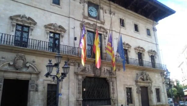 Banderas a media asta en el ayuntamiento de Palma de Mallorca