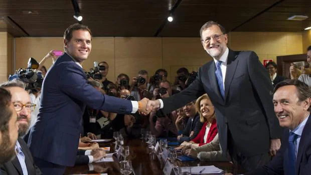 Albert Rivera y Mariano Rajoy, durante la firma de su acuerdo de investidura