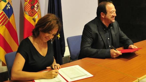 La consejera aragonesa de Educación, Mayte Pérez, y el presidente de la DPT, Ramón Millán, durante la firma del convenio