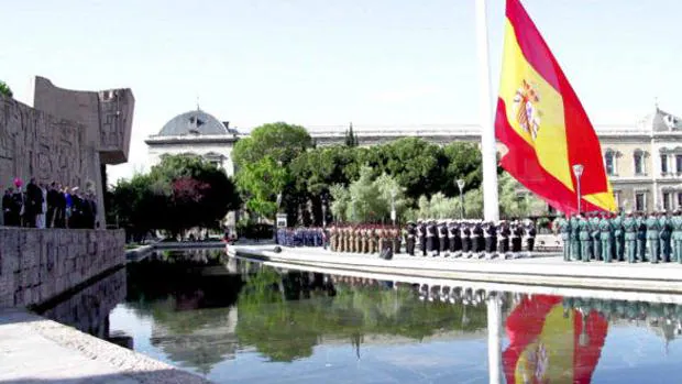 Bandera de España desplegada en la céntrica plaza madrileña de Colón