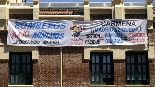 Pancarta en el Parque 3 de Bomberos contra la gestión de Carmena