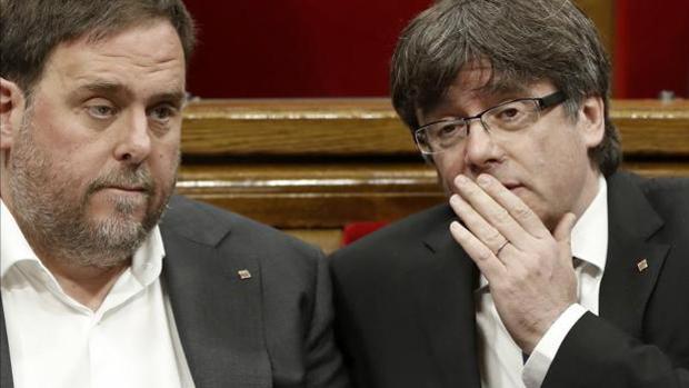 Oriol Junqueras y Carles Puigdemont, en una imagen de archivo en el Parlamento autonómico