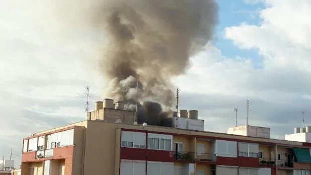 Imagen de la columna de humo que ha provocado el incendio en el taller de motos en Alicante