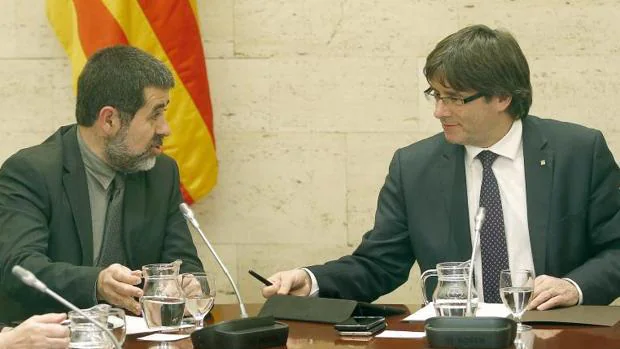 Puigdemont, junto a Jordi Sánchez, en una imagen de archivo