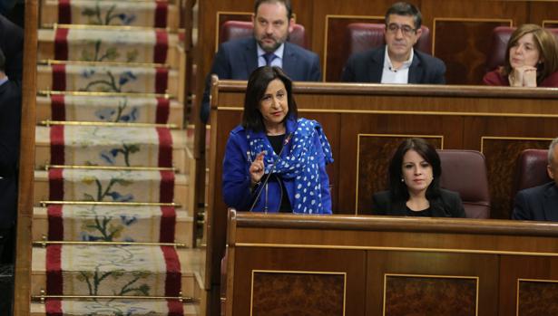 La portavoz del PSOE, Margarita Robles, ayer en la sesión de control