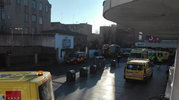 Varias ambulancias en la estación de tren de Alcalá de Henares, tras el accidente